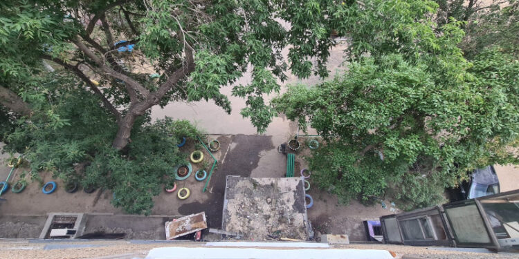 В Павлодаре мальчика, выброшенного матерью с пятого этажа, выписали из больницы