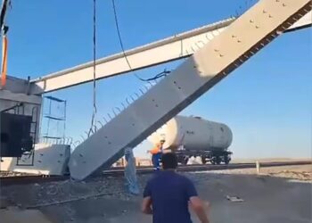 В Карагандинской области балка упала на ж/д путь: пострадали рабочие