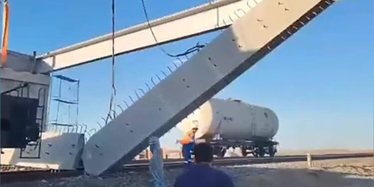 В Карагандинской области балка упала на ж/д путь: пострадали рабочие