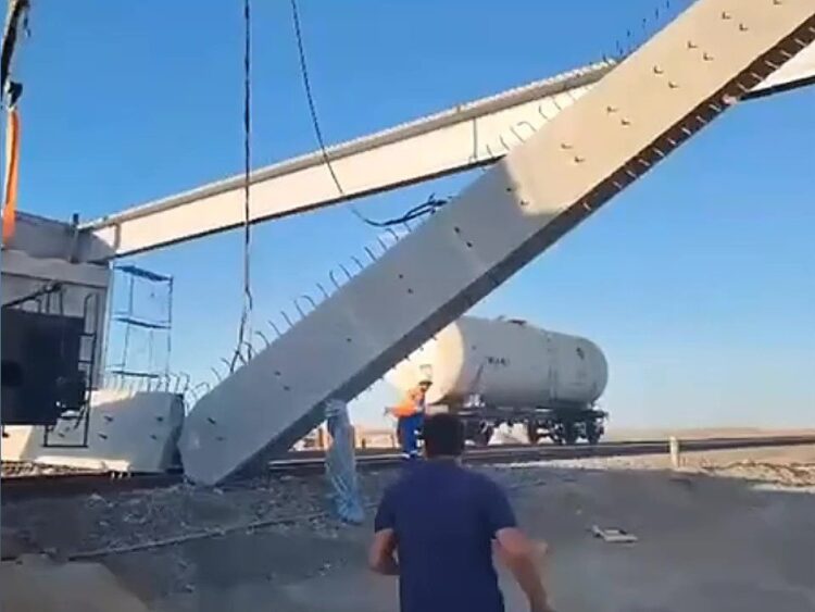 В Карагандинской области балка упала на ж/д путь: пострадали рабочие