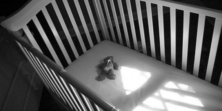 В Павлодаре скончался один из детей, выброшенных матерью с пятого этажа