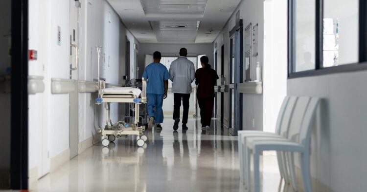 Дәрігерлер Павлодардағы қайғылы оқиғаға қатысы бар әйелдің жағдайын айтты