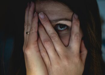 Жетісуда ер адамдардан жалған таныстық арқылы ақша бопсалағандар ұсталды