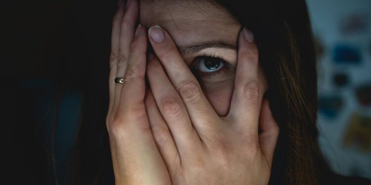 Жетісуда ер адамдардан жалған таныстық арқылы ақша бопсалағандар ұсталды