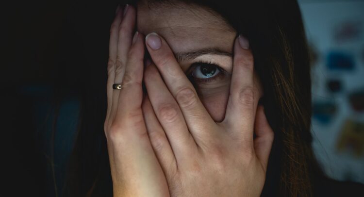 Жетісуда ер адамдардан жалған таныстық арқылы ақша бопсалағандар ұсталды