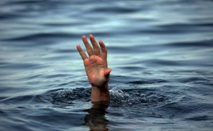 Алакөлде жас жігіт суға батып кетті — оны құтқармақ болған адамға жабысып, суға тартып кеткен