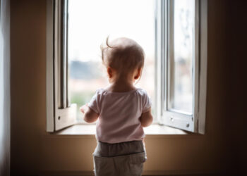 Ақмола облысында әйел жеті айлық нәрестесімен бірге терезеден құлап кетті