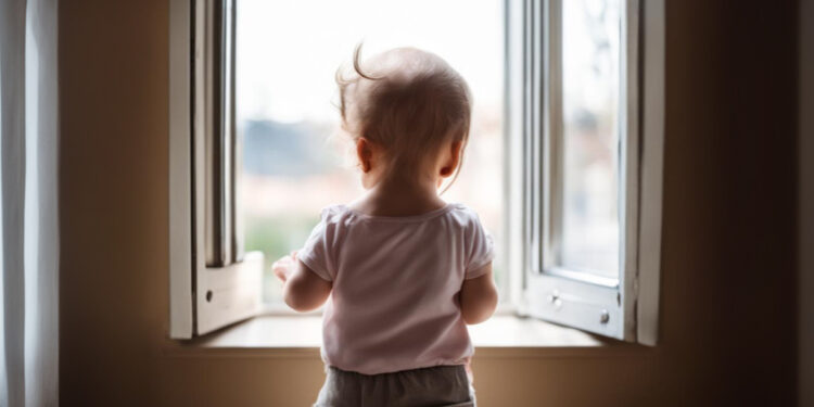 Ақмола облысында әйел жеті айлық нәрестесімен бірге терезеден құлап кетті