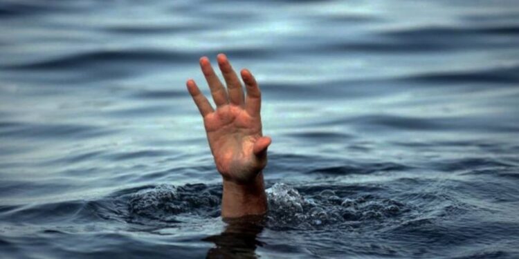 На Алаколе утонул молодой человек — пытался спастись, но тянул спасателя под воду