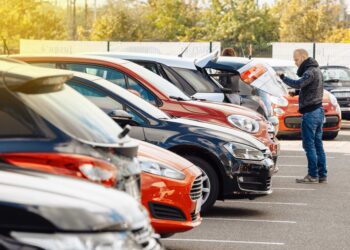 Атырауда алаяқтық дауы: адал сатып алынған көліктерді тартып жатыр