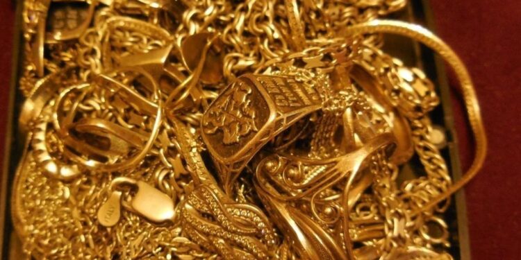 Бухгалтер в Костанае похитила золото на 102 миллиона тенге из сейфа директора и получила срок