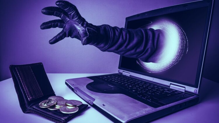 В Алматы поймали помощников интернет-мошенников