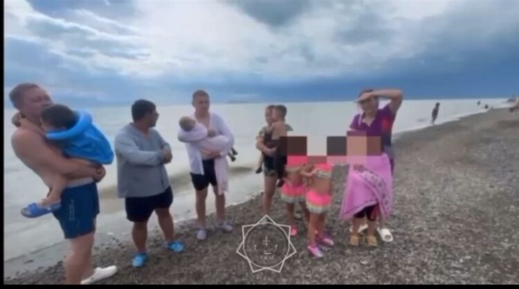 14 человек, включая 8 детей, эвакуировали с острова на Алаколе