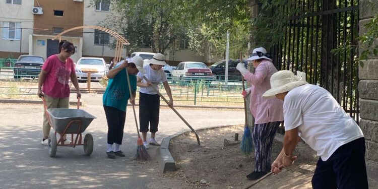 В Конаеве на субботник вышли около 400 жителей