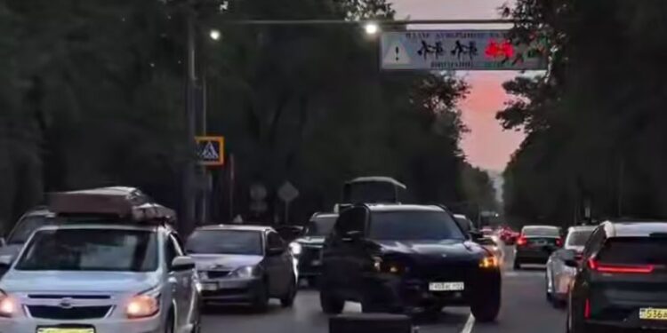 Алматыда BMW жүргізушісі КАМАЗ-дың дөңгелегін тоқтатып, қайғылы жағдайдың алдын алды