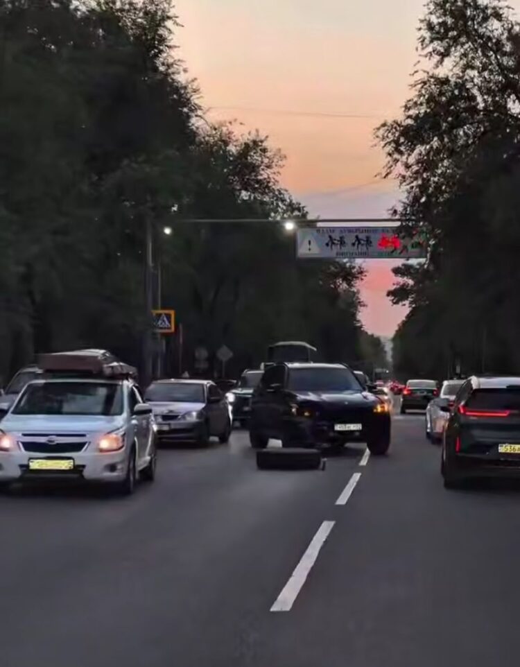 Алматыда BMW жүргізушісі КАМАЗ-дың дөңгелегін тоқтатып, қайғылы жағдайдың алдын алды