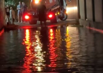 Таразда белгісіз адам ондаған аулаға су жіберді