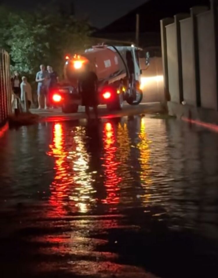 Таразда белгісіз адам ондаған аулаға су жіберді