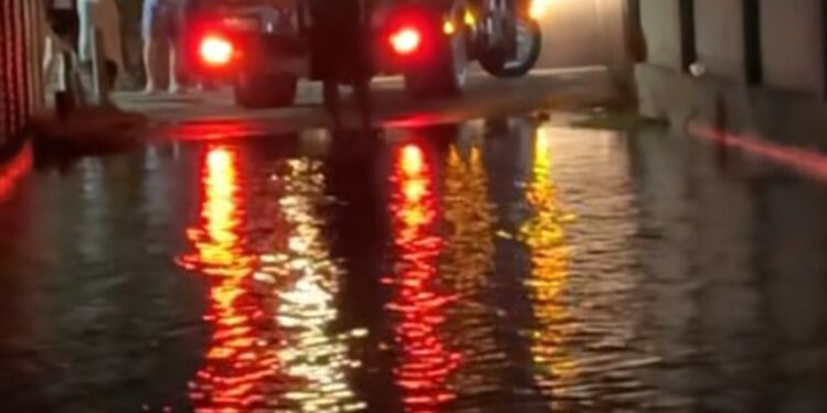 Неизвестный затопил десятки дворов в Таразе