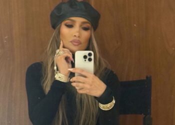 Джей Ло Instagram-да қазақ әшекейін тағып шықты