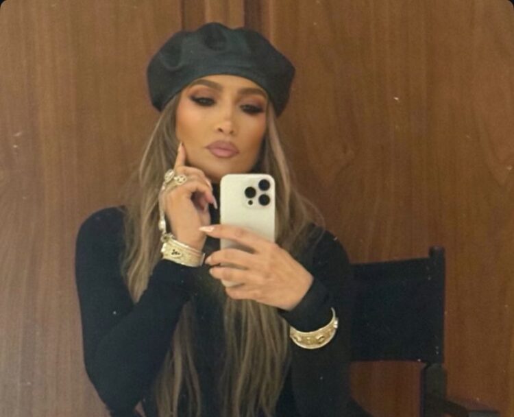 Джей Ло Instagram-да қазақ әшекейін тағып шықты