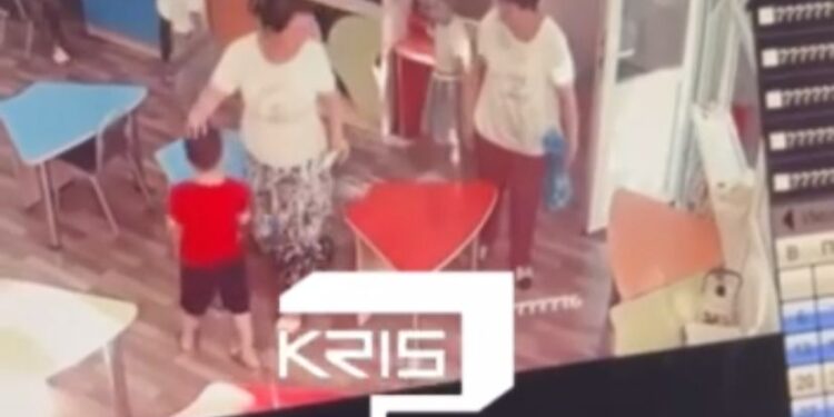 Таразда балабақша қызметкері бүлдіршінді ұрған сәт видеоға түсіп қалды