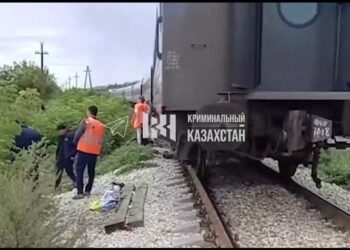 Поезд сбил двух женщин в ВКО: одна погибла, другая госпитализирована