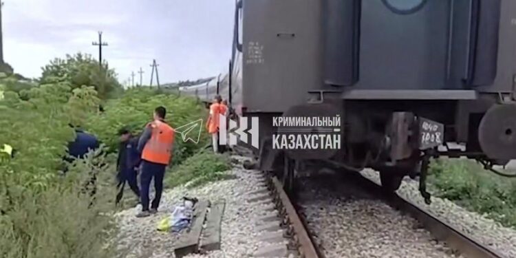 Поезд сбил двух женщин в ВКО: одна погибла, другая госпитализирована