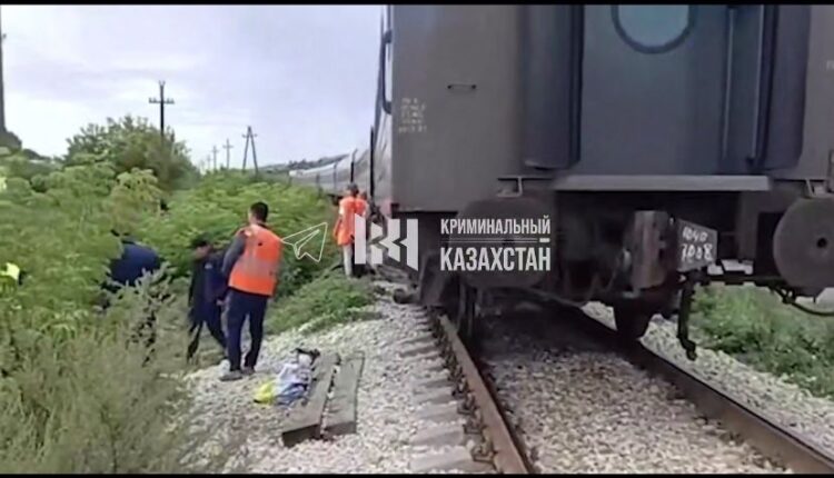 Поезд сбил двух женщин в ВКО: одна погибла, другая госпитализирована