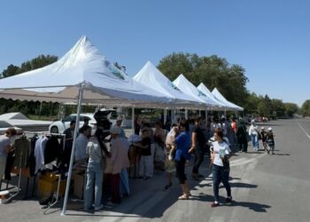 Қонаевта «Мектепке жол» қайырымдылық акциясы аясында мектеп тауарларының  жәрмеңкесі өтті.