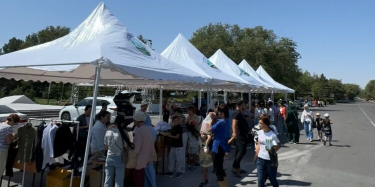 Қонаевта «Мектепке жол» қайырымдылық акциясы аясында мектеп тауарларының  жәрмеңкесі өтті.