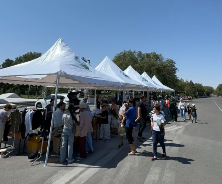 Қонаевта «Мектепке жол» қайырымдылық акциясы аясында мектеп тауарларының  жәрмеңкесі өтті.