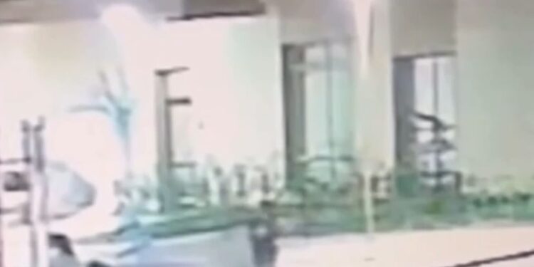 В Алматы подросток бросил двухлетнего ребёнка об асфальт: начато расследование