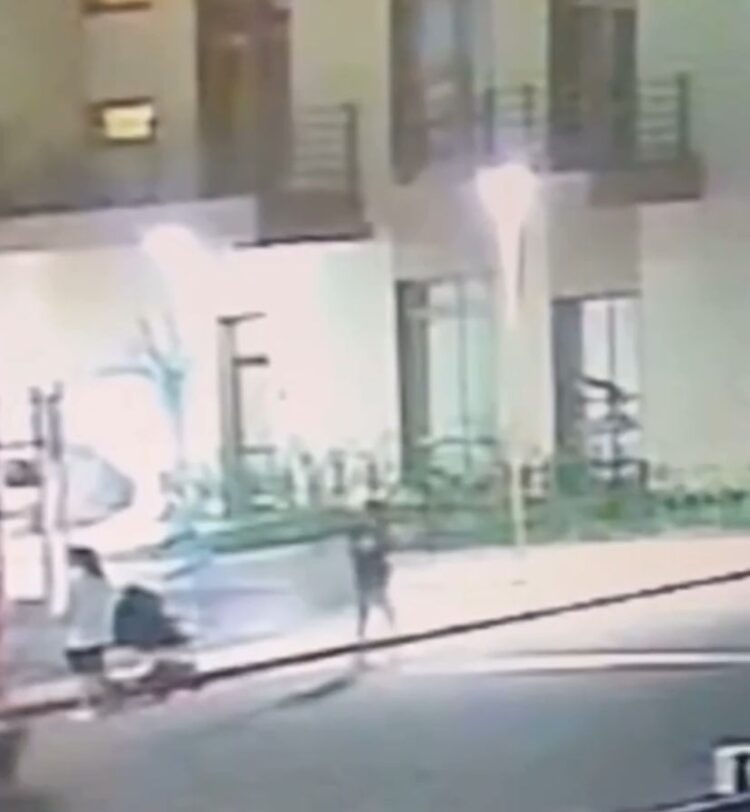 В Алматы подросток бросил двухлетнего ребёнка об асфальт: начато расследование