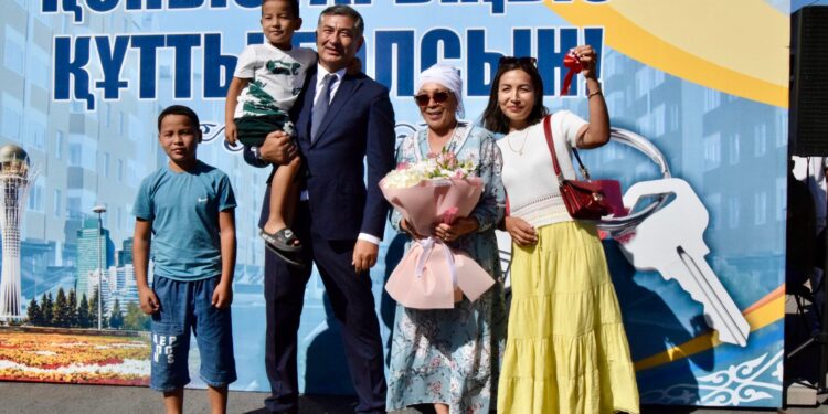 ️День Конституции: в Конаеве 42 семьи получили жильё