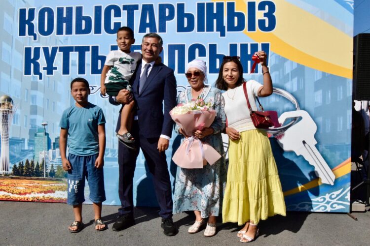 ️День Конституции: в Конаеве 42 семьи получили жильё