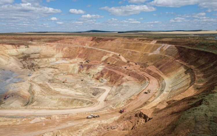 Казахстанца арестовали за проникновение на золотодобывающее предприятие -10 суток за один шаг