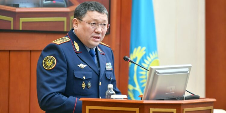 «Заңды қорғаудың орнына сатқын болды»: Саденов полициядағы жанжал туралы