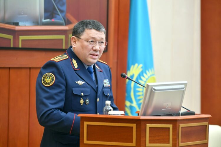 «Заңды қорғаудың орнына сатқын болды»: Саденов полициядағы жанжал туралы