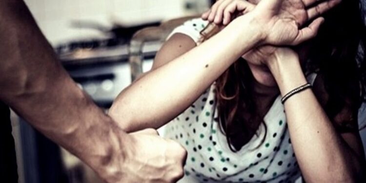 Актауда әйелге күш көрсеткен ер адам видеоға түсіп қалды