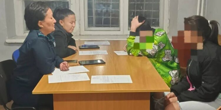 Подростка поймали за раскладку кирпичей по краям крыш в Караганде