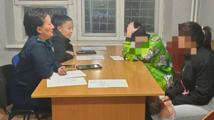 Подростка поймали за раскладку кирпичей по краям крыш в Караганде