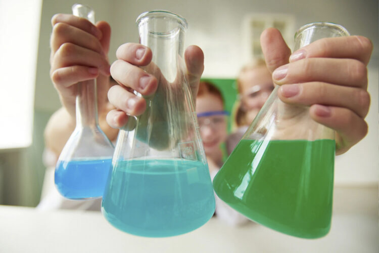 Семь школьников получили ожоги после эксперимента с химией в Павлодаре