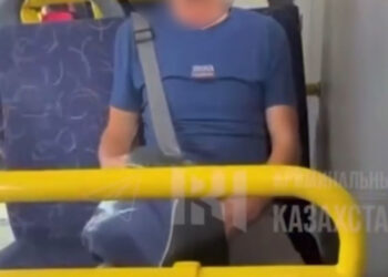 В Алматы пожилого мужчину сняли за непристойным поведением в автобусе