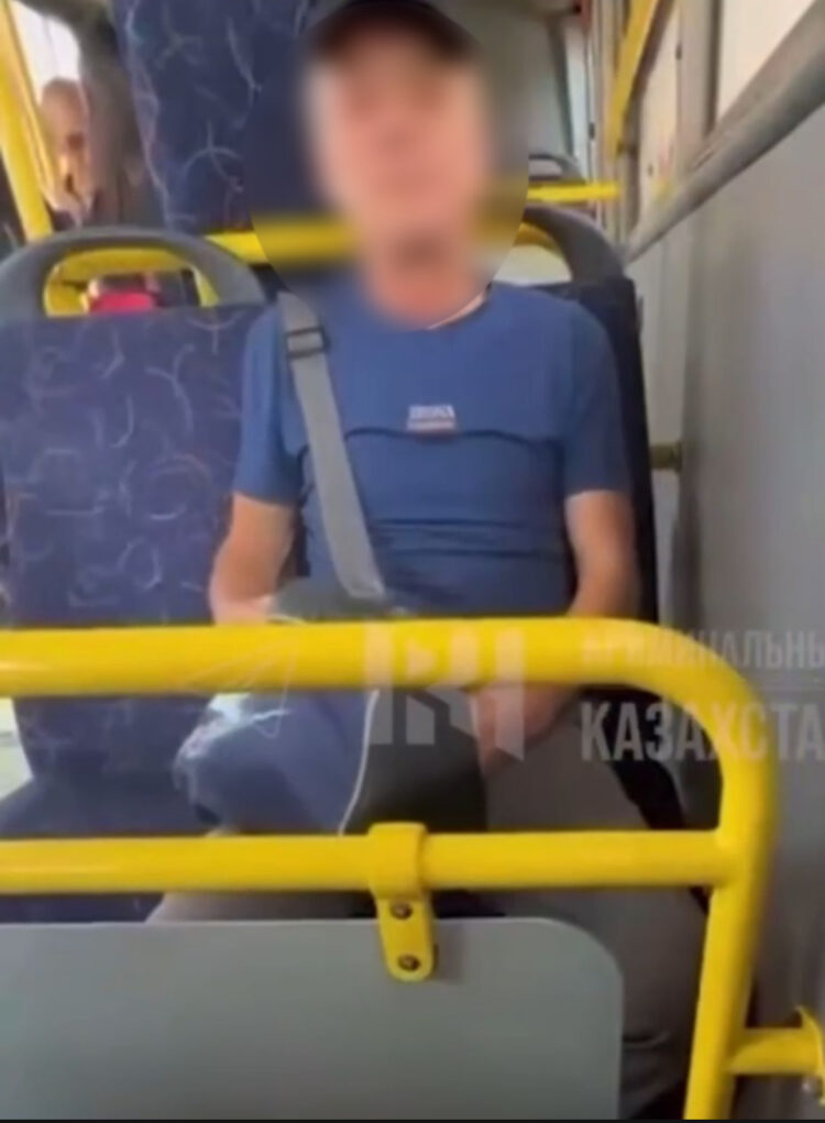 В Алматы пожилого мужчину сняли за непристойным поведением в автобусе