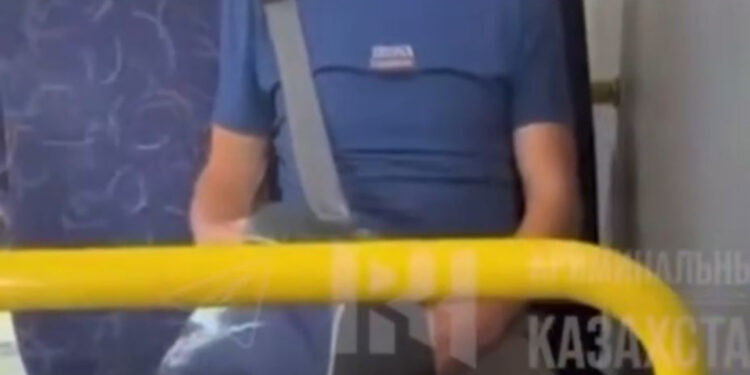 В Алматы пожилого мужчину сняли за непристойным поведением в автобусе