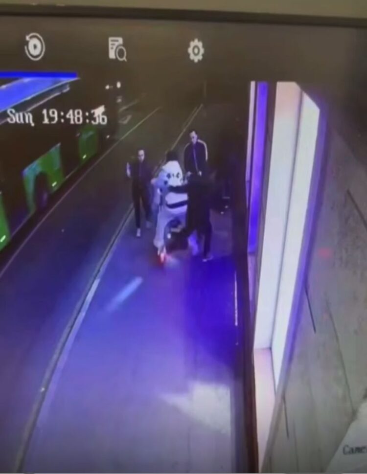 В Алматы подростки на самокатах врезались в коляску: ребёнок чудом не пострадал