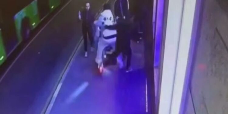 Алматыда самокатшылар бала арбасына соғылды: сәби аман қалды