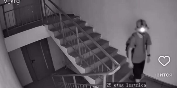 В Караганде подросток разбрасывает кирпичи на крышах многоэтажек