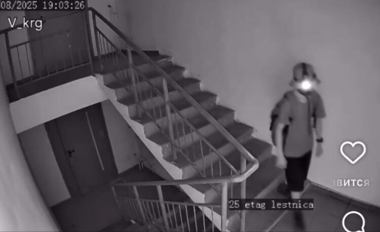 В Караганде подросток разбрасывает кирпичи на крышах многоэтажек